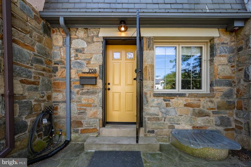 708 Chetworth Pl, Alexandria, VA 22314
