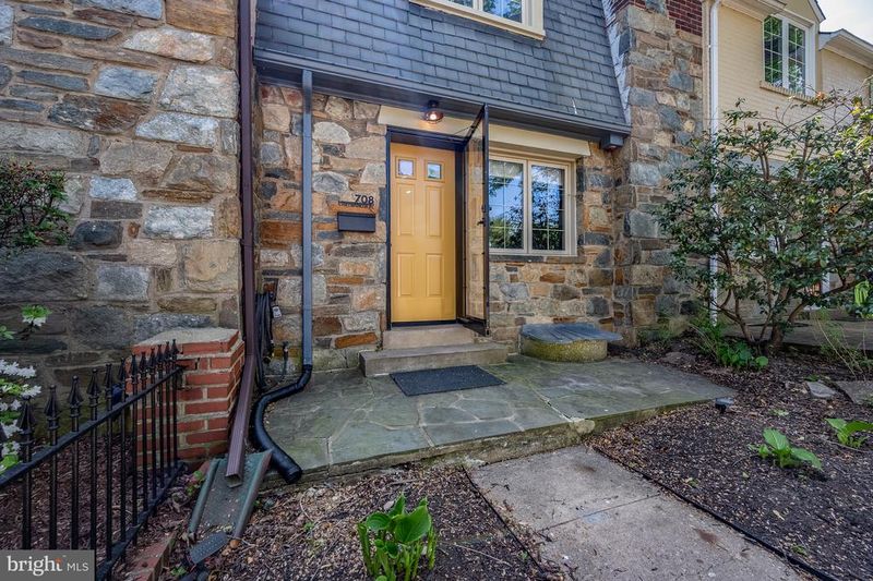 708 Chetworth Pl, Alexandria, VA 22314