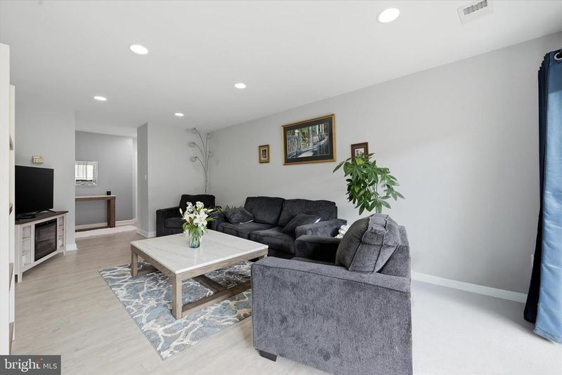 9731 Kings Crown Ct #102, Fairfax, VA 22031