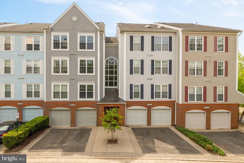 257 S Pickett St #402, Alexandria, VA 22304