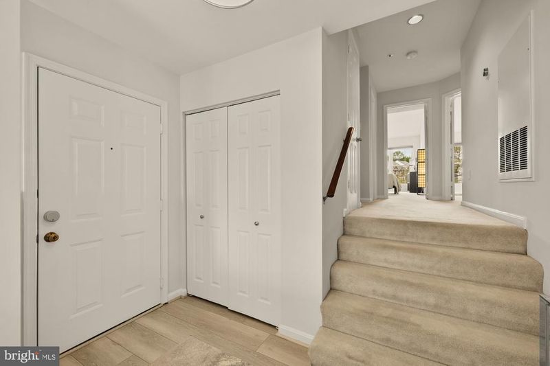 257 S Pickett St #402, Alexandria, VA 22304