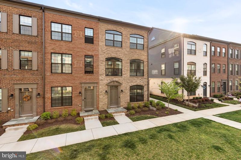 12548 Dehring Dr, Fairfax, VA 22033