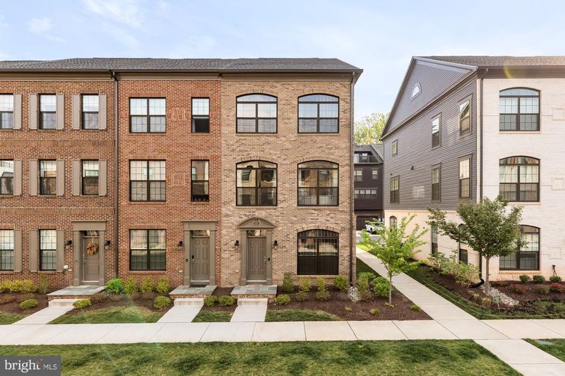 12548 Dehring Dr, Fairfax, VA 22033