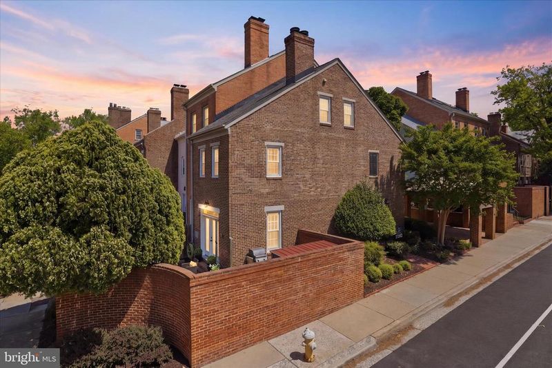 1160 N Pitt St, Alexandria, VA 22314