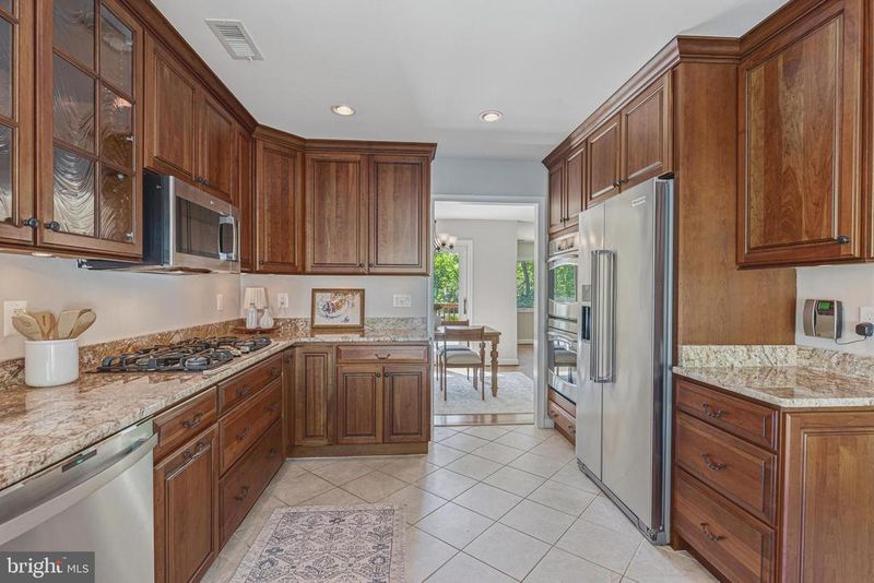 8231 Mcneil St, Vienna, VA 22180