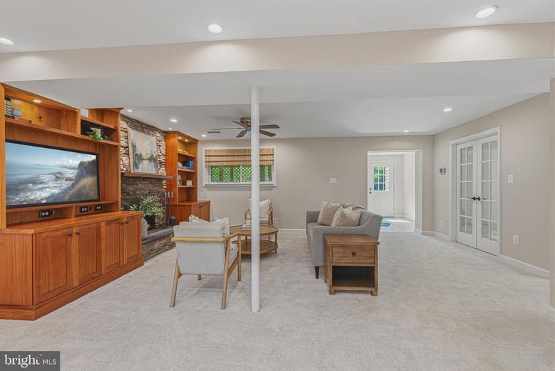 8231 Mcneil St, Vienna, VA 22180