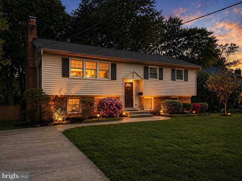 2003 Rampart Dr, Alexandria, VA 22308