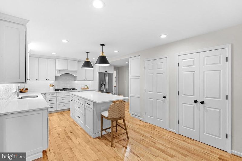 811 Follin Farm Ln, Great Falls, VA 22066