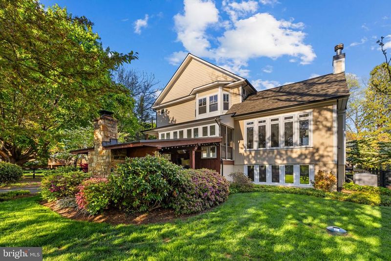 10 N Locust St, Round Hill, VA 20141