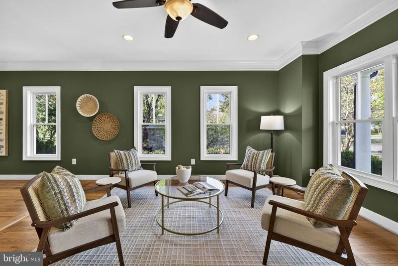 10 N Locust St, Round Hill, VA 20141