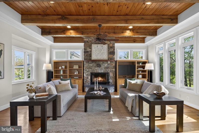 10 N Locust St, Round Hill, VA 20141