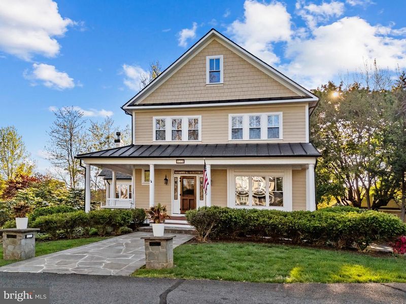 10 N Locust St, Round Hill, VA 20141