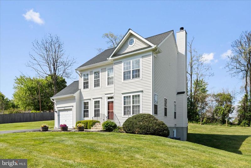 102 Delaware Ave, Hamilton, VA 20158