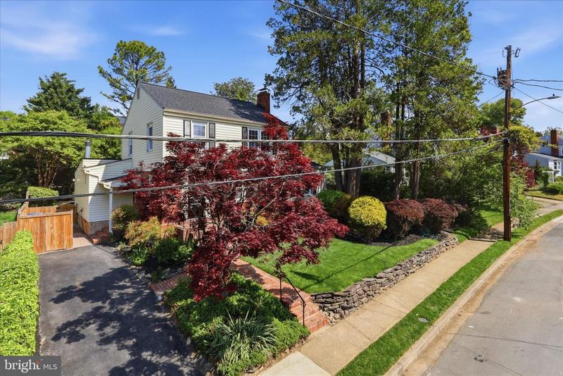 5537 10th St N, Arlington, VA 22205