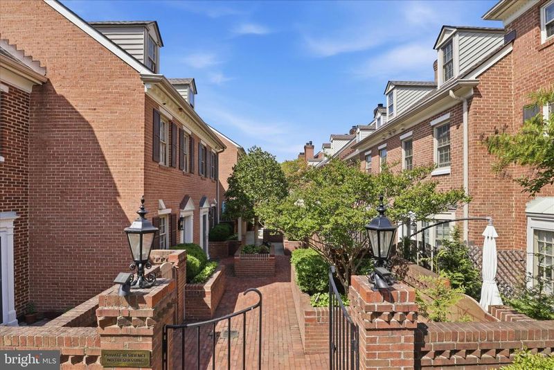 652 S Columbus St, Alexandria, VA 22314