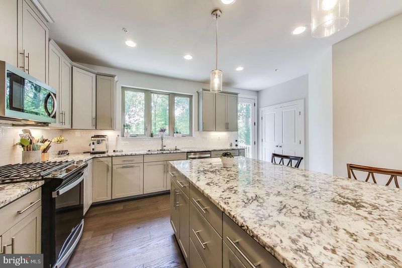 5004 Oakmoore Dr, Rockville, MD 20852