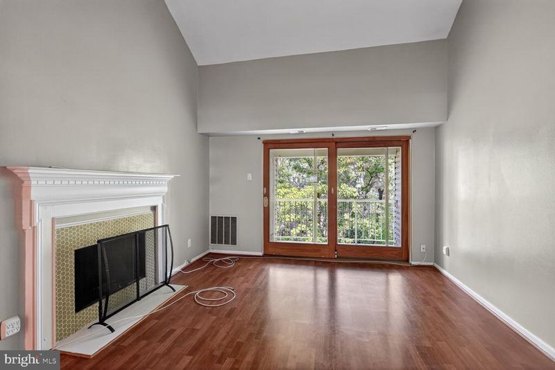 15 Pickering Ct #201, Germantown, MD 20874