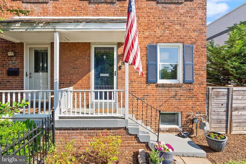 1001 Bashford Ln, Alexandria, VA 22314