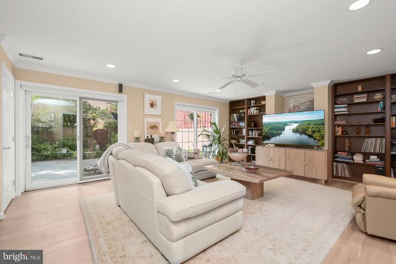 2735 Unicorn Ln NW, Washington, DC 20015