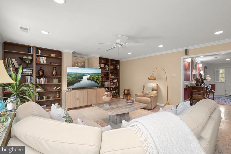 2735 Unicorn Ln NW, Washington, DC 20015