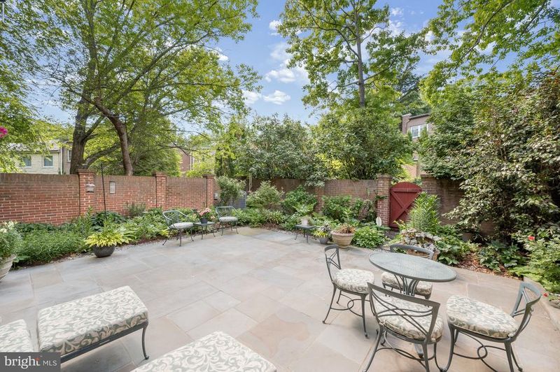 2735 Unicorn Ln NW, Washington, DC 20015