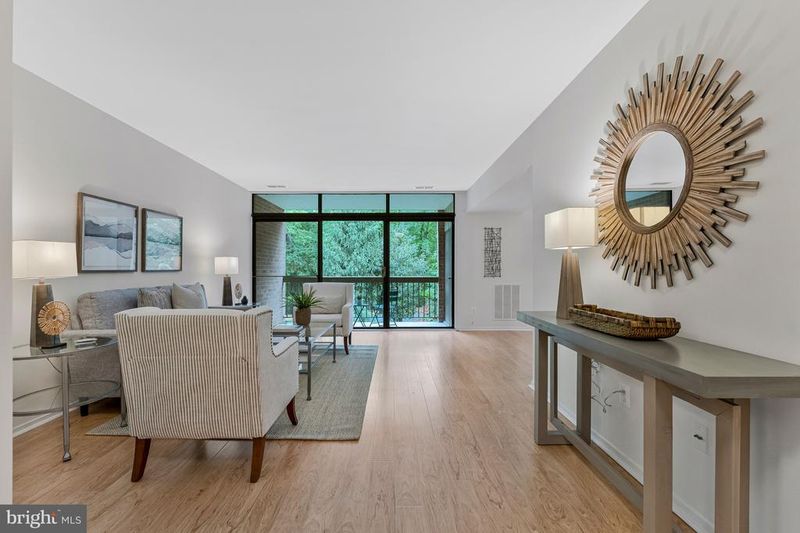 1621 Parkcrest Cir #201, Reston, VA 20190