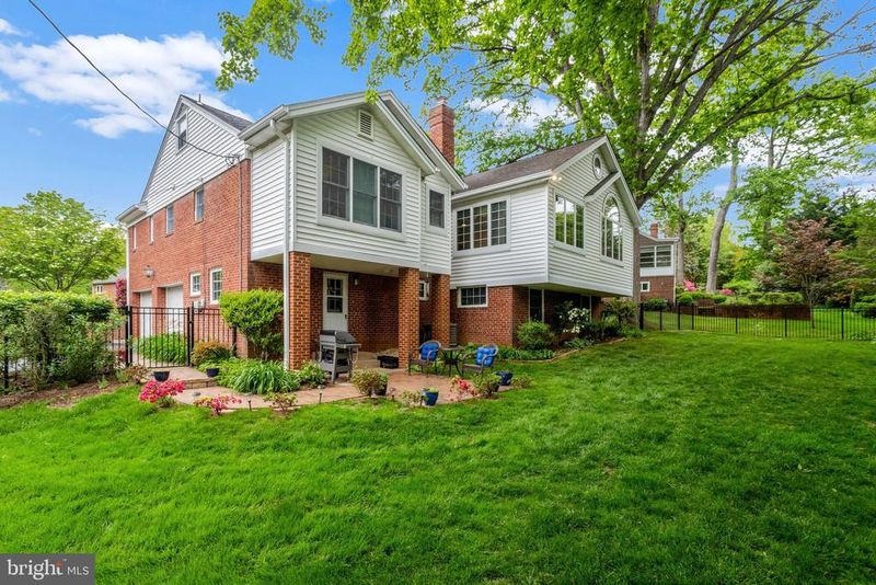 4912 28th St N, Arlington, VA 22207