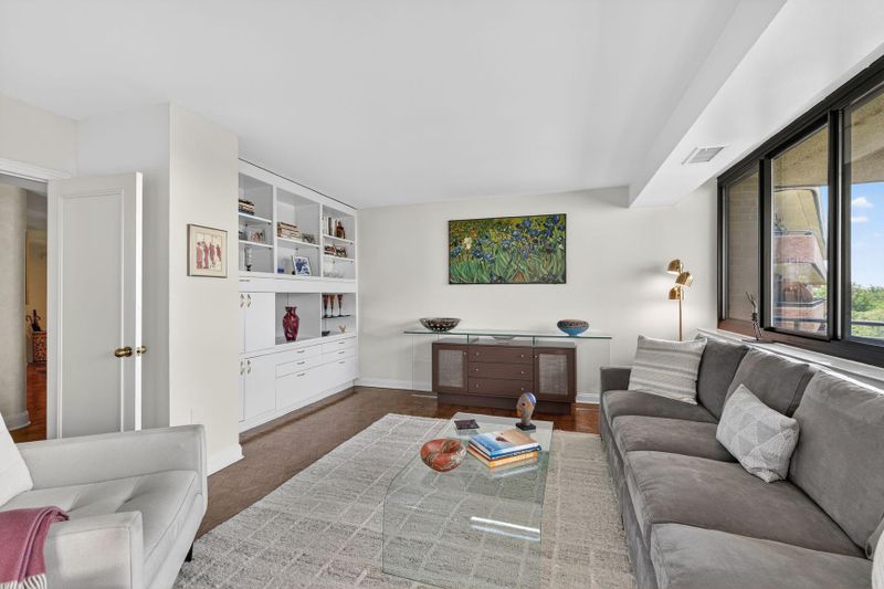 4550 N Park Ave #910, Chevy Chase, MD 20815