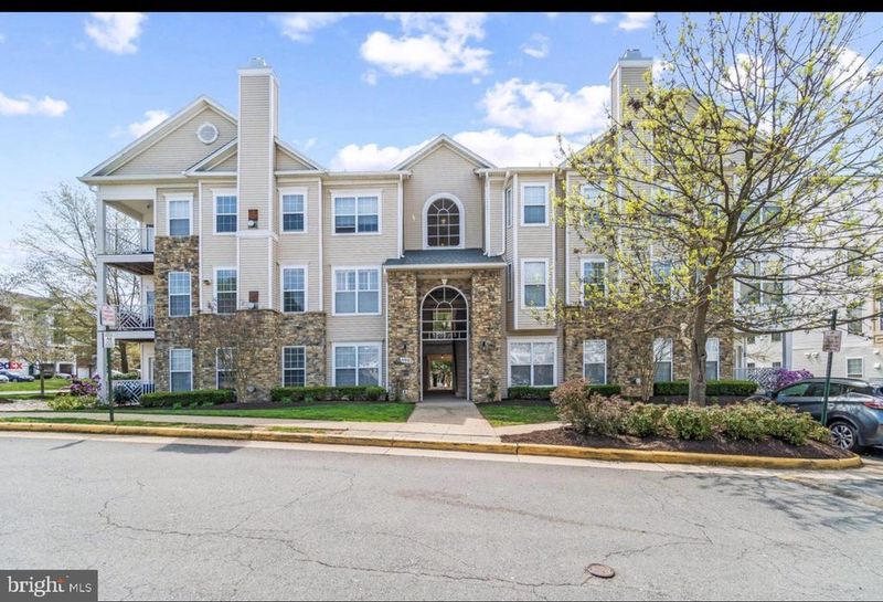 5901 Founders Hill Dr #101, Alexandria, VA 22310
