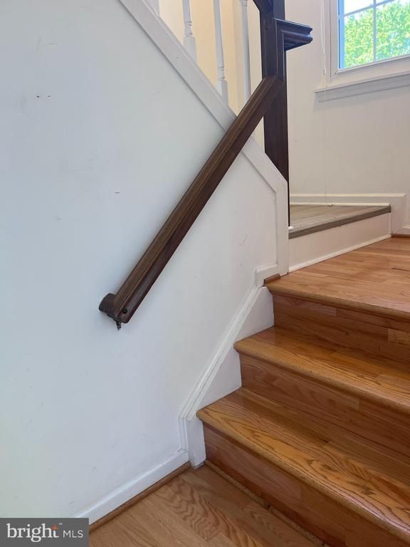 2940 Yarling Ct, Falls Church, VA 22042