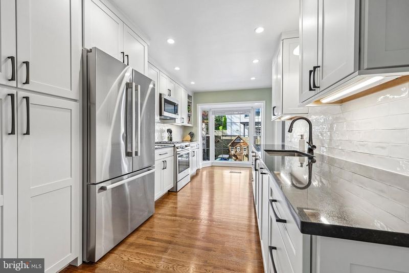 7438 Hallcrest Dr, Mclean, VA 22102