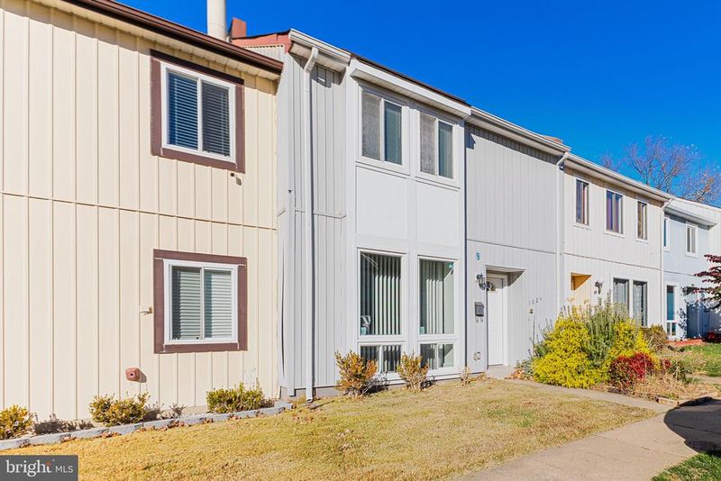 1024 Queens Ct, Herndon, VA 20170