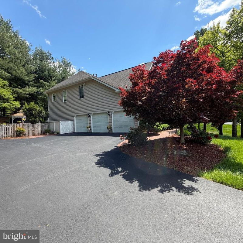 11514 Seneca Woods Ct, Great Falls, VA 22066