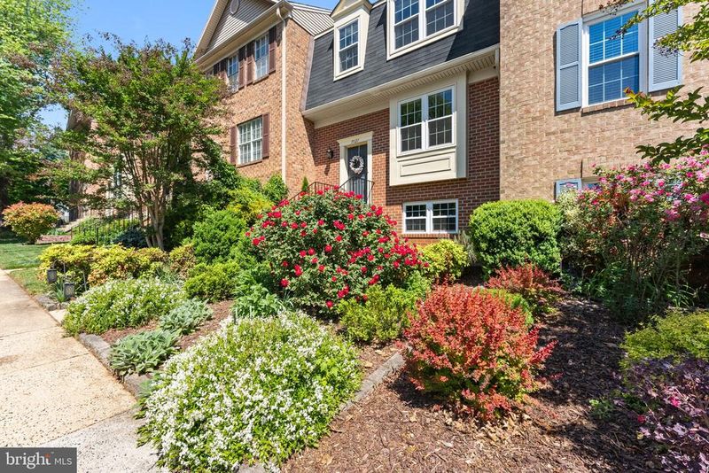 7027 Solomon Seal Ct, Springfield, VA 22152