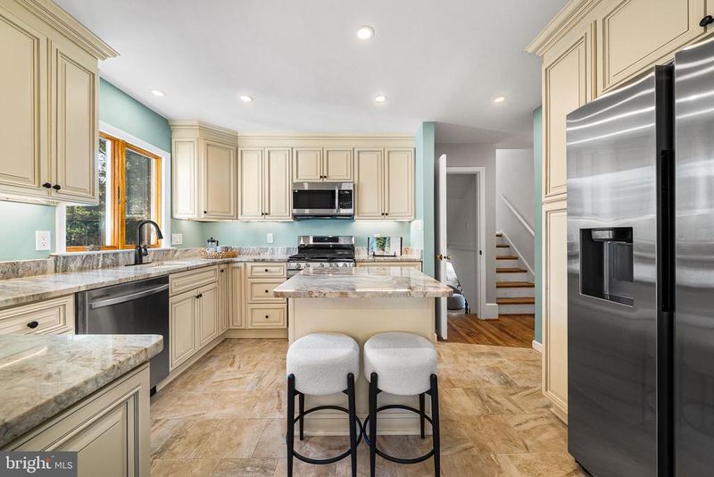 914 Waynewood Blvd, Alexandria, VA 22308