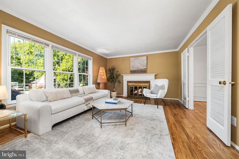 914 Waynewood Blvd, Alexandria, VA 22308