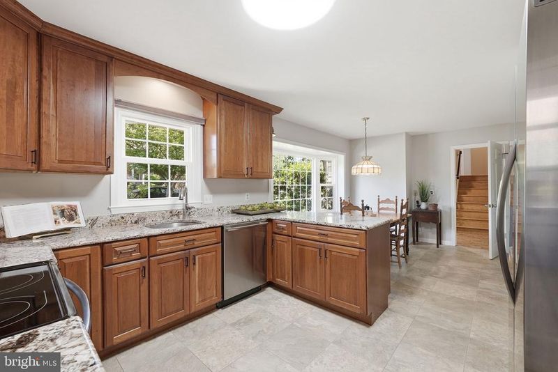 2327 Riviera Dr, Vienna, VA 22181