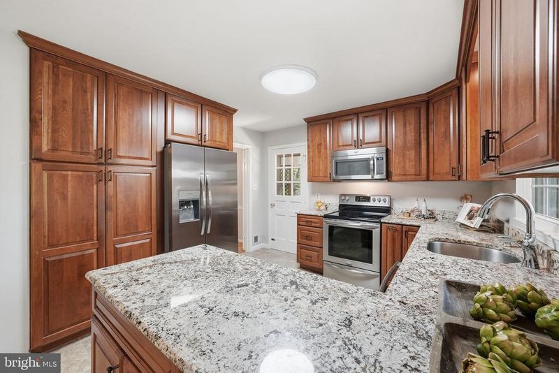 2327 Riviera Dr, Vienna, VA 22181