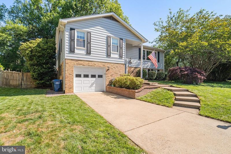 2002 Hoover Ln, Alexandria, VA 22308