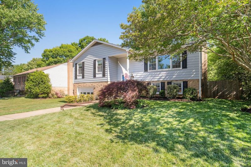 2002 Hoover Ln, Alexandria, VA 22308