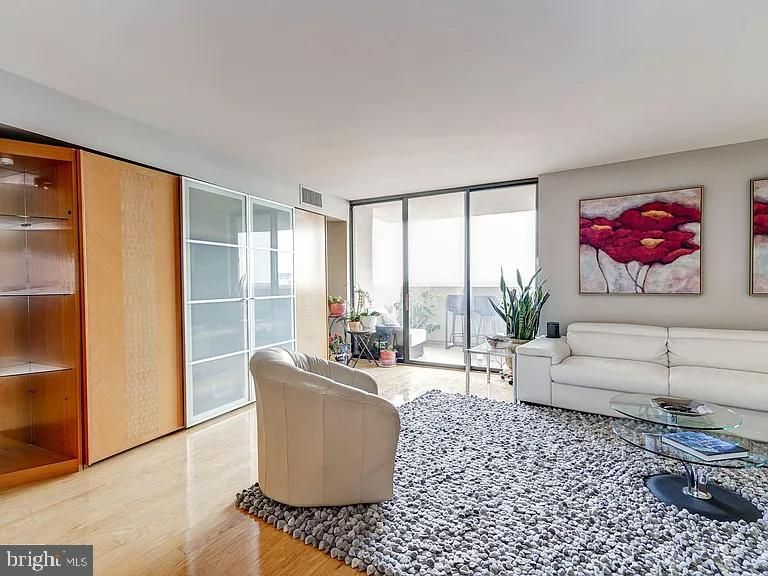 1101 S Arlington Ridge Rd #913, Arlington, VA 22202
