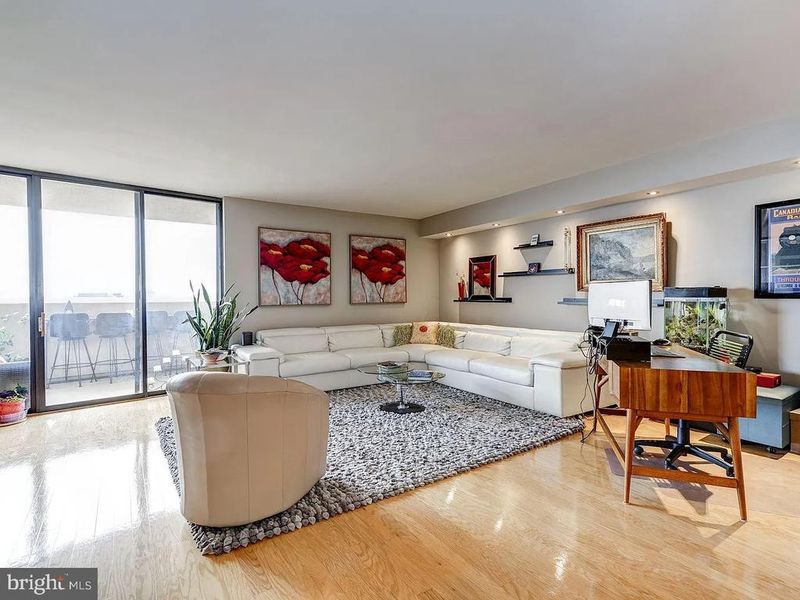 1101 S Arlington Ridge Rd #913, Arlington, VA 22202