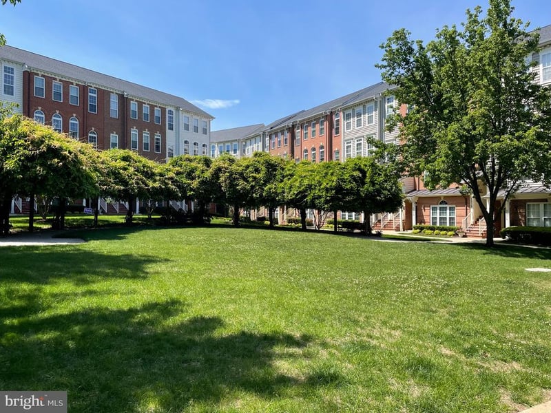 313 Cross Green St #313-B, Gaithersburg, MD 20878