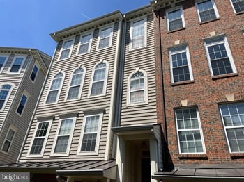 313 Cross Green St #313-B, Gaithersburg, MD 20878