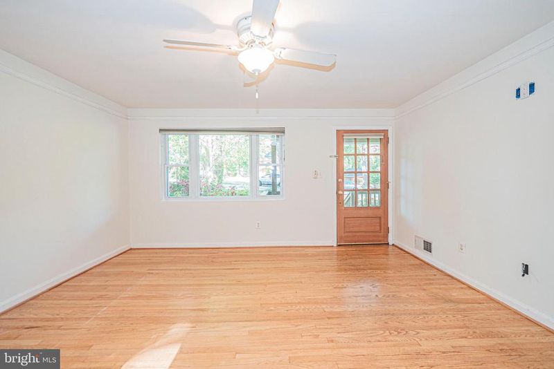6466 Oakwood Dr, Falls Church, VA 22041