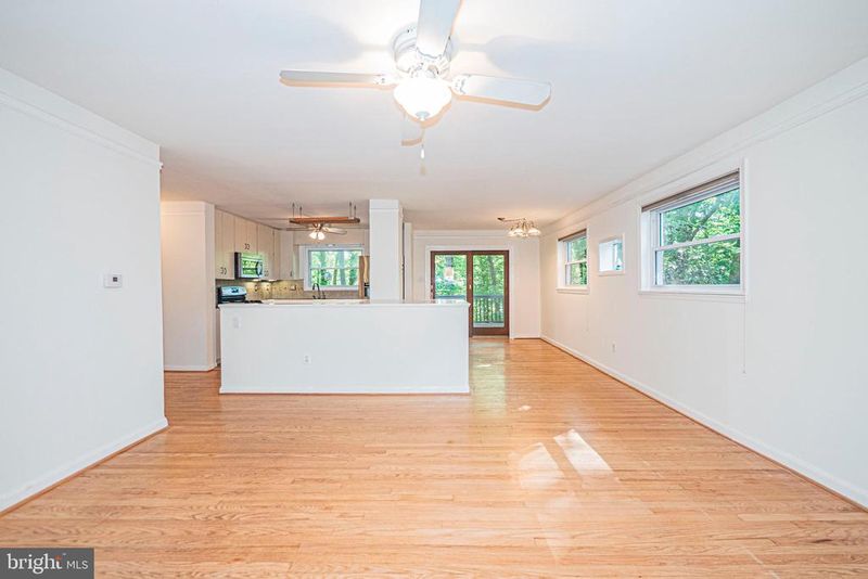 6466 Oakwood Dr, Falls Church, VA 22041