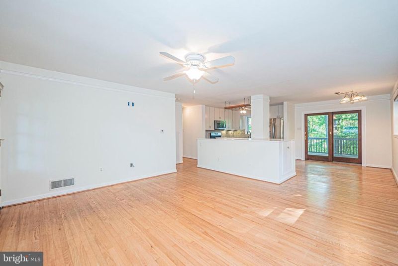 6466 Oakwood Dr, Falls Church, VA 22041