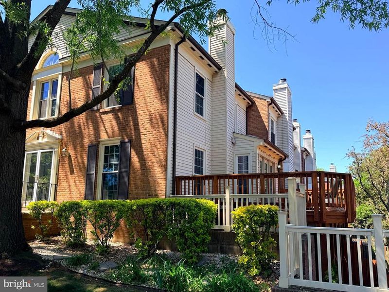 5800 Apsley House Ct, Alexandria, VA 22310