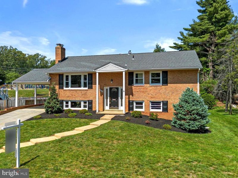 7530 Fairwood Ln, Falls Church, VA 22046