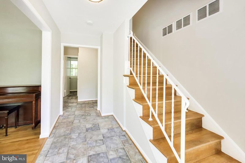 8 Barrington FARE, Rockville, MD 20850